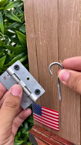 Smart adaptation using hinge and hook A clever setup that becomes a strong articulated hose holder #USA #TechHack #CreativeAdaptation #SmartSetup 