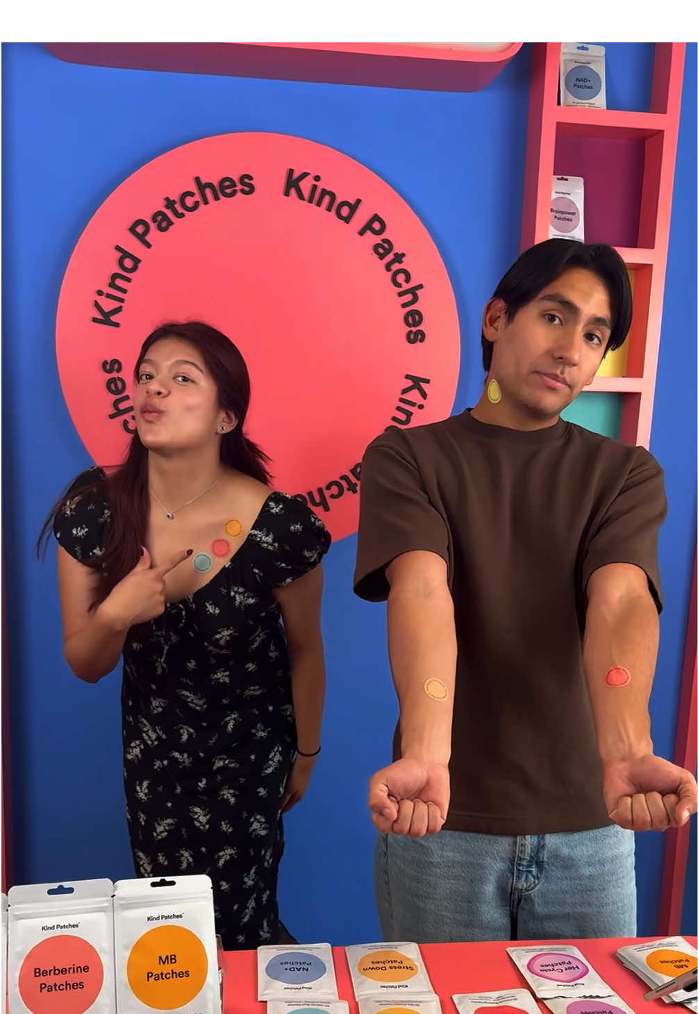 Como lo mueve Kind 😏🕺#kindpatchesmx #parati #trend #dance #blackfridayentiktokshop 