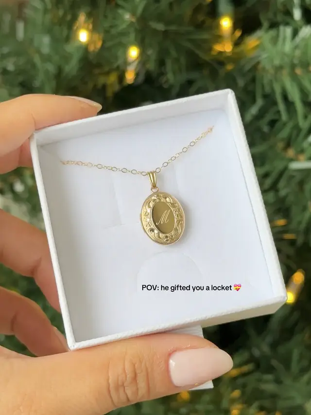 The sweetest gift 🥹 #locketnecklace #christmasgiftideas #giftsforher #giftsforgirlfriend #anniversarygift 