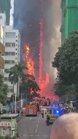 (£NG_🦉) Untuk ENGENE di Hong Kong, khususnya yang berada di area terdampak — doa dan pikiran kami menyertai kalian. Mohon utamakan keselamatan dan segera cari bantuan atau tempat aman bila diperlukan. Kami menyampaikan terima kasih kepada petugas pemadam dan tim darurat yang terus bekerja tanpa henti, serta belasungkawa sedalam-dalamnya kepada keluarga para korban, termasuk petugas yang gugur saat bertugas. Kami juga mendoakan keselamatan ENHYPEN, para artis, dan seluruh staf yang berada di Hong Kong untuk 2025 MAMA Awards. Bagi yang ingin mengikuti perkembangannya, pembaruan dapat dibaca melalui BBC News Live 🔗https://www.bbc.com/news/live/c2emg1kj1klt Kami memohon pengertian jika acara mengalami penundaan atau perubahan, karena keselamatan tetap yang utama. Mari kita bersama-sama mendoakan masyarakat Hong Kong, para artis, dan seluruh penggemar.  #ENHYPEN #hongkong #kebakaran #fyp #foryoupage 