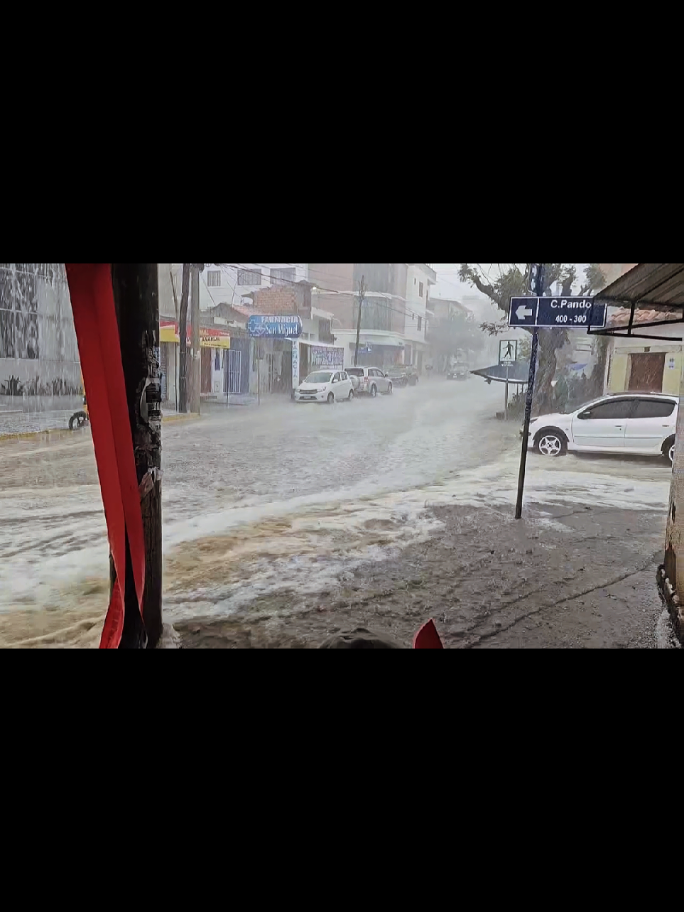 En Tarija, las calles se convierten en rios por la lluvia de este miércoles  #tarija #lluvia 