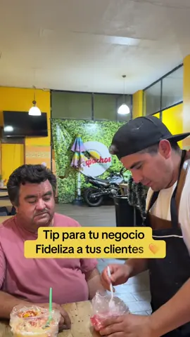 Así se fideliza al cliente… Un buen servicio, una buena sonrisa y un bocado que no se quede corto 🍊😂 Después de eso… ¡ya ni se quieren ir! #GaspachosLaCerrada #ParaTi #HumorFoodie #Morelia #FoodTok