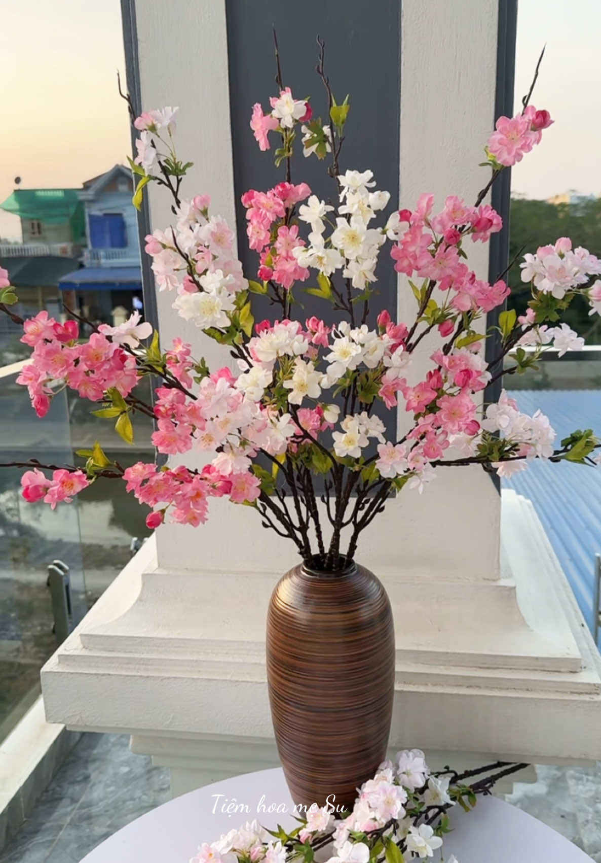 Hoa đào rừng mang sắc xuân đến mọi góc nhỏ — chẳng lo phai màu, chẳng sợ tàn phai. #hoadaorung #hoadao #hoanhantao #hoagia #decor #trangtri #tiemhoamesu #xuhuong 