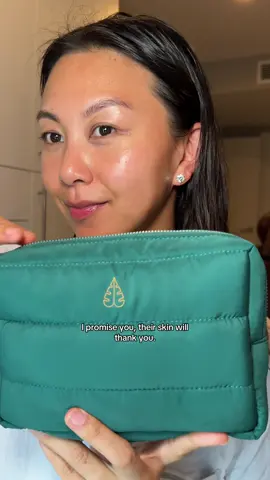 ⚠️Warning: strangers may randomly compliment your glow😜✨Thank @BIOSSANCE ‘s Mega Bag for that! Get a FREE 6-piece gift with any $85+ purchase from 11/27–12/2 🎁 All your Biossance faves in one gorgeous bag. Don’t wait, these always go fast! Available exclusively at Biossance.com #biossancepartner #glowyskin #glowingskin #glassskin #skincareroutine  