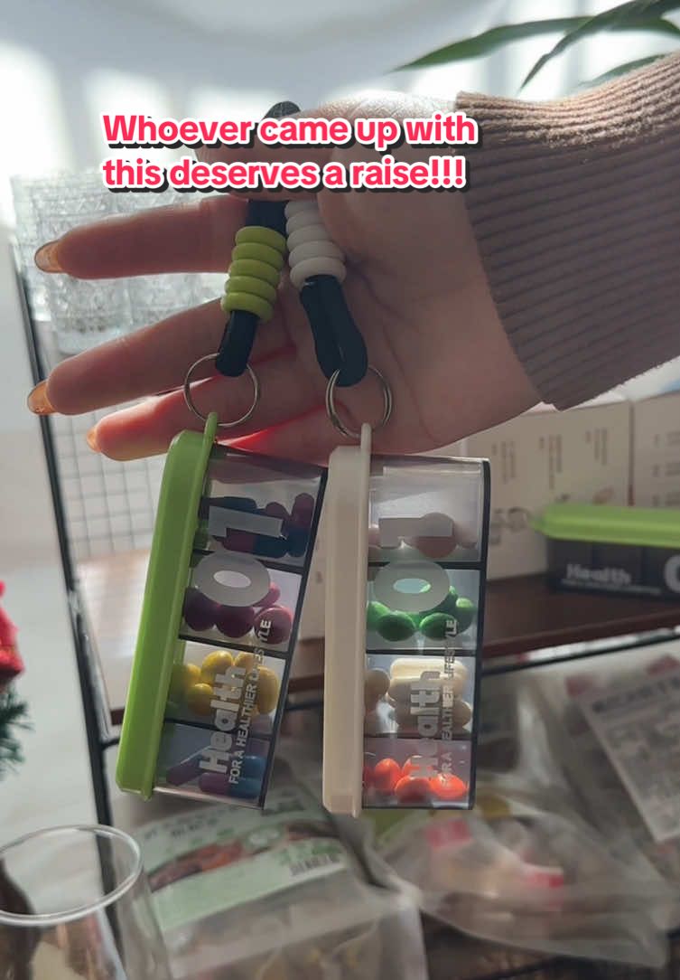 Stay organized on-the-go! Portable 4-compartment Pill Case—Never Miss a Dose Again!!#travelhacks #pills #medicine #patientcare #doctor #LifeHack 