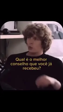“Você é o que você pensa.” E isso não é só motivação — é física, é hermetismo, é metafísica, é consciência. Porque: 🧩 Pensamentos → Ações 🧩 Ações → Comportamentos 🧩 Comportamentos → Estilo de vida 🧩 Estilo de vida → Destino Tudo começa no mesmo ponto onde o Universo realiza seus ajustes mais secretos: na sua mente. Isso ecoa exatamente nos ensinamentos que temos falado aqui: ✨ A realidade responde ao observador. ✨ Você colapsa possibilidades com sua intenção. ✨ Você cria aquilo que acredita ser verdade. ✨ Você atrai a vibração que você sustenta. Do Hermetismo ao Helio Couto. De Yeshua aos mestres cósmicos. De Rodrigo Romo às sementes estelares. A mensagem é sempre a mesma: 👉 A mente é a matriz da experiência. A consciência é o código que configura sua vida. Quando você decide — de verdade — algo simples como: “Independente do que minha mente diga, eu vou treinar.” Ou: “Eu vou agir pelo meu propósito.” Você já mudou o script energético do seu destino. A maioria não cria nada porque vive sendo criada pelos próprios pensamentos inconscientes. Mas quem assume a mente, assume o caminho. 🌌 Somos sementes cósmicas. E sementes só despertam quando a mente abre espaço para a luz. Se você guia sua mente, você guia sua realidade. E se você guia a sua realidade, você guia seu destino. Tudo começa no que você pensa quando ninguém está olhando.