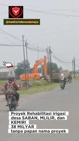 GUBUG 27 Nov 2025 mediaindonesiamaju Proyek rehabilitasi irigasi yang melintasi Desa Saban, Milir, Kemiri (Kec. Gubug) hingga Desa Dangi(Kec. Godong) Kabupaten Grobogan menelan anggaran fantastis sebesar 38 miliar rupiah. Namun di balik besarnya dana tersebut, masih banyak tanda tanya yang muncul di lapangan. Menurut salah satu pelaksana lapangan PT GREHADIKA berinisial (A), panjang pekerjaan mencapai 12 km dengan jenis konstruksi berbeda-beda di tiap titik. Di Desa Saban dan Mlilir terdapat pekerjaan peninggian tanggul serta pengerasan lapisan tanah liat merah yang dilapisi tanah kuning, namun volume pastinya belum jelas. Lebih ironisnya, papan proyek tidak ditemukan di lokasi pekerjaan, padahal itu merupakan kewajiban sebagai bentuk transparansi. Pelaksana lapangan menyebutkan papan proyek justru dipasang di Desa Dangi,jauh dari titik pekerjaan—menimbulkan pertanyaan besar mengenai keterbukaan informasi kepada masyarakat. Tidak hanya itu, warga yang memiliki bangunan semi permanen di sekitar jalur irigasi mengeluh karena tidak mendapatkan uang ganti rugi pembongkaran atau pemindahan, padahal bangunan mereka terdampak langsung proyek tersebut. Di tengah kondisi ekonomi sulit, warga berharap ada kompensasi yang layak dari pihak PT GREHADIKA selaku pelaksana. Tanah hasil pengerukan irigasi juga menimbulkan sorotan. Material tersebut dipindahkan menggunakan 4 unit dump truk menuju wilayah Desa Latak, Kecamatan Godong, untuk kebutuhan peninggian area makam desa dan diduga sebagian diarahkan untuk calon lokasi fasilitas pengobatan desa. Warga setempat menyebut tanah urugan tersebut dibeli borongan per meter persegi, bukan diberikan secara cuma-cuma. Bahkan di lokasi makam terlihat satu unit eskavator yang bertugas meratakan tanah urugan. Hingga berita ini diturunkan, belum ada pihak berwenang yang memberikan klarifikasi terkait transparansi anggaran, lokasi papan proyek, maupun kebijakan ganti rugi bagi warga terdampak. Masyarakat kini menunggu jawaban dan berharap proyek bernilai miliaran rupiah ini benar-benar membawa manfaat.  #kpk#kemenpupr #groboganhits✨ #semarang #viraltiktok 
