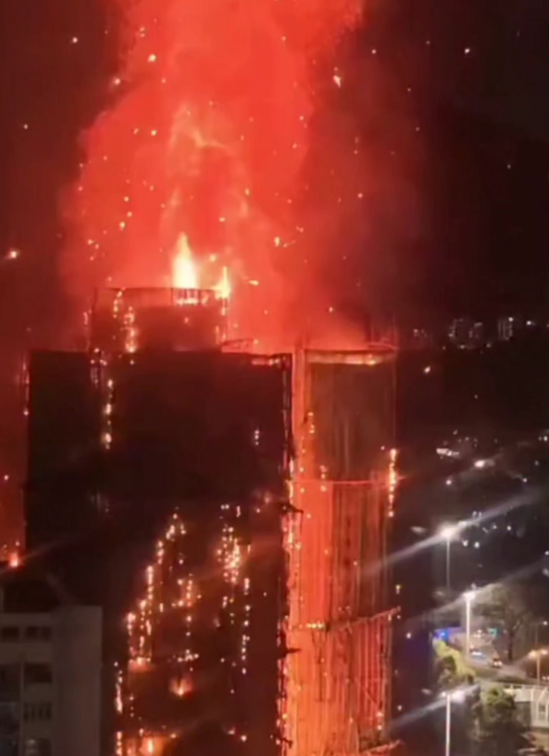 Api masih terus membakar lebih dari enam tower apartemen setinggi 31 lantai. Pihak berwenang menyatakan insiden tersebut sebagai kebakaran tingkat darurat tertinggi, dan setidaknya 128 mobil pemadam kebakaran dan hampir 800 petugas pemadam kebakaran dikerahkan untuk memadamka abi Jalan-jalan, termasuk jalan raya utama di dekat Hong Kong, Derek Armstrong Chan mengatakan ia tidak dapat memperkirakan kapan api akan dapat dikendalikan, karena puing-puing dan perancah yang terbakar masih berjatuhan. 