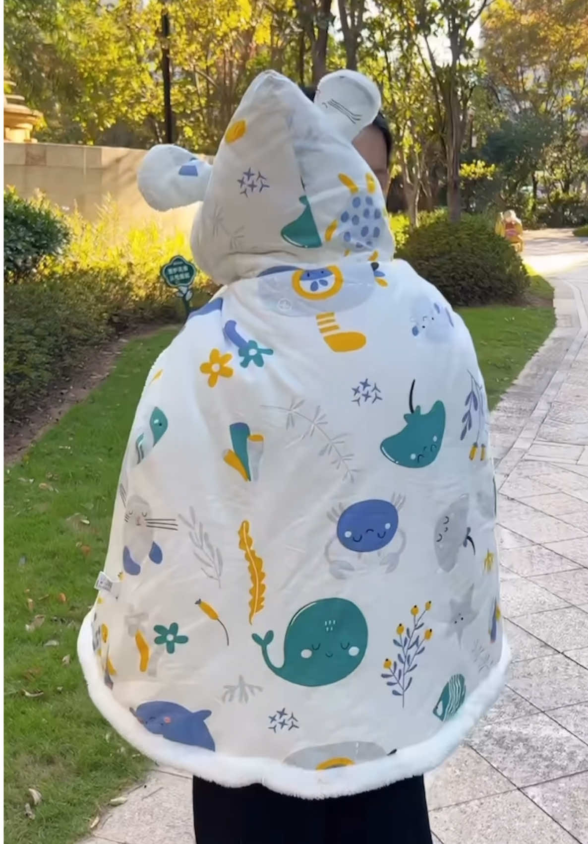 Giờ ai còn dùng ủ choàng nữa, các mom hãy chuyển qua áo choàng này đi, vừa có mũ chống gió vừa lót lông siêu ấm, cho bé ra ngoài yên tâm hơn hẳn ạ^^ #aochoangchobe #aochoanglotlong #thoitrangchobe #dodungchobe #mevabe 