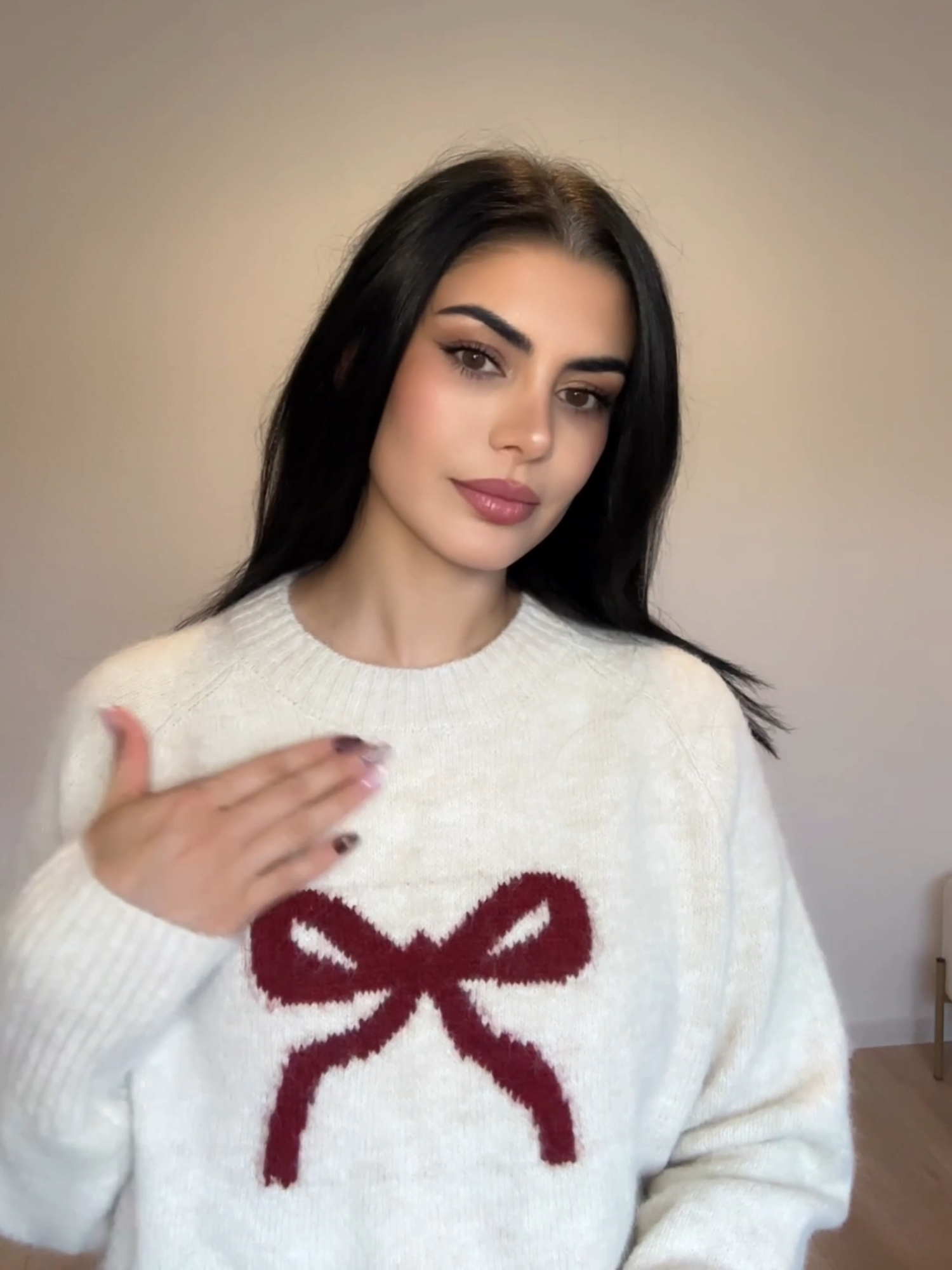 Mein perfektes Herbst und Winter Outfit in einem Video 🍂🤎 Die bequeme weite High Waist Hose sitzt super locker und ist ideal für Alltag oder Zuhause, mega angenehm auf der Haut und macht eine schöne Silhouette. Der Strickpullover mit Schleife ist ein richtiger Hingucker, super weich, warm und einfach perfekt für cozy Tage. Das Design ist süß, aber trotzdem elegant. Der Halara Mini Cordrock mit hoher Taille ist mein Favorit für Stylings im Herbst und Winter, durch die längere Länge und den unsichtbaren Reißverschluss sitzt er richtig schön und lässt sich super kombinieren, egal ob sportlich oder schick. Alle drei Teile sind aktuell stark reduziert wegen Black Friday, also perfekt um sich jetzt noch ein schönes Outfit für den Winter zu sichern. Ich habe euch alles im Warenkorb verlinkt 🧡 #TikTokShopBlackFriday #UnboxYourDeals #SellWithTikTokShop #HerbstOutfit #WinterStyle