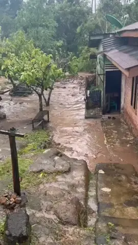 Nước lên nhanh vầy sao chạy kịp . #nươclũ #mưabão #thơsăn76 #xuhuong@thợsăn76 @thợsăn76 @thợsăn76 
