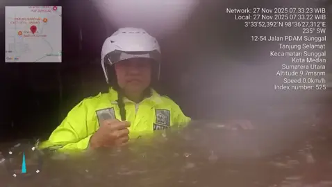 Kanit Lantas Polsek Sunggal Iptu Jefriadi Silaban S.H.M.H  Evakuasi Korban Banjir di Srigunting menuju Jalan PDAM#satbinmaspolrestabesmedan #viraltiktok #polriuntukmasyarakat #polrestabesmedan 