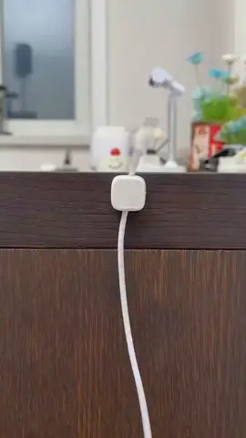Kit organizador magnético autoadesivo para cabos USB, HDMI e carregadores — prático, discreto e perfeito para manter tudo no lugar. 🔌✨ 👉🏻Garanta o seu! . . #organizacaotec #cabos #suportemagnetico #homeoffice #utilidades 