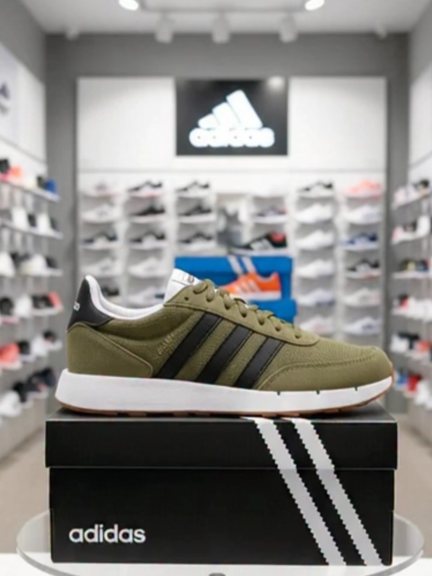 Adidas Run 60s 2.0 hadir dengan vibes retro yang clean & timeless—cocok banget buat daily outfit, kerja, jalan, atau nongkrong! #sepatuadidas #adidasrun60s #adidasoriginal #sneakerspria #armylook #fashionpria