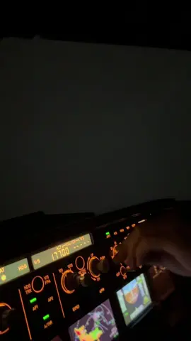 27.11.25 MEL - KUL JAVA SEA Turbulence At FL 32,000 Descending To 17,700 FT To Avoid Bad Weather ⚡⚡🇲🇾🇦🇺  #airbus #aviation #xybca #turbulence #fyp 