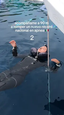 les comparto este buceo que significa tanto para mí, y esta vez intenté describir un poco más de lo que sucede en mi mente y los cambios de ritmo del buceo. contarlo así me hizo revivir la calma y la fuerza que sentí a 90 metros. gracias por venir conmigo hasta el fondo. este récord se siente aún más especial al compartirlo 🩵🦋 ya empiezo a soñar con volver al mar! ahora dándolo todo en el gimnasio y técnica para cuando llegue el momento el próximo año de regresar.