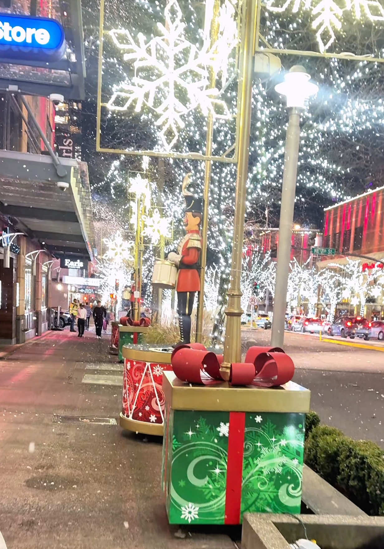 Bellevue Christmas parade everyday at 7 pm #christmasdecor #bellevue #christmasparty 