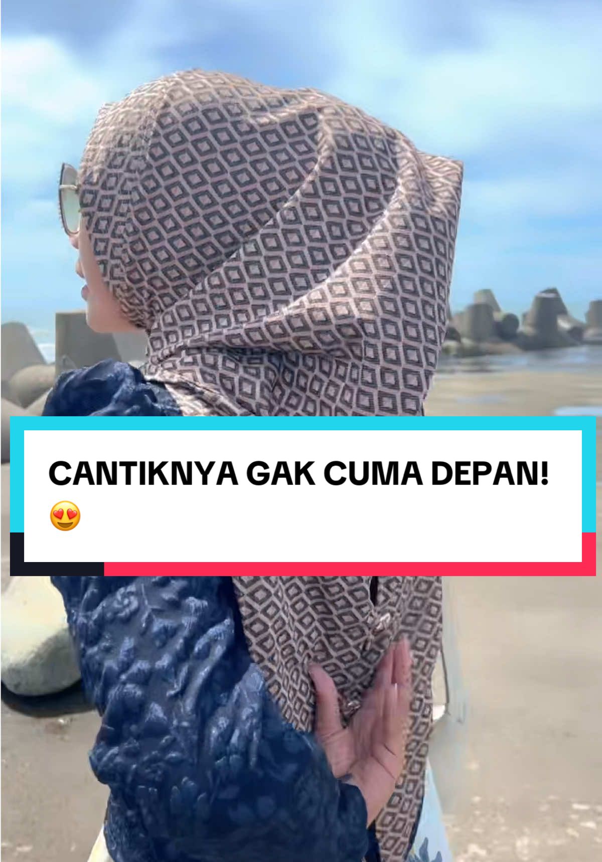 Seneng banget punya jilbab yang cantiknya gak hanya di depan, tapi belakangnya juga rapi, manis, dan paripurna 😍✨ Jatuhnya halus, pad-nya tegak, dipakai gerak kemana pun tetep ayu dari semua sisi 🤭💕 #HijabFreshLook #HijabAutoCantik #HijabGlowUp #OotdHijab #hijabkekinian 