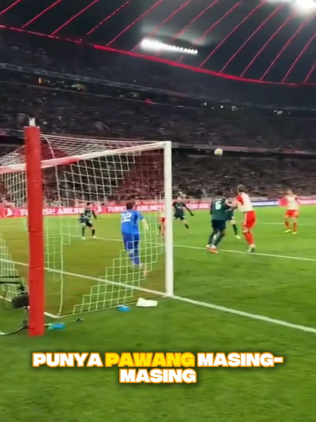 Siapa Pawang Siapa di Dunia Sepak Bola? Dalam sepak bola, setiap klub selalu punya “pawang” masing-masing. Bayern München? Itu pawangnya Arsenal. Hampir setiap ketemu, The Gunners dibikin kerepotan. Tapi akhirnya, malam tadi Arsenal berhasil memutus kutukan itu dan menang atas Bayern. Chelsea? Pawangnya Barcelona. Entah kenapa, setiap Barca tampil garang, kalau ketemu The Blues tetap saja sering mentok. Sejarahnya sudah panjang—dan tetap berlanjut. Barcelona sendiri? Ya mau tak mau harus mengakui, Chelsea masih jadi momok mereka. PSG? Banyak yang bilang pawangnya adalah… remontada. Apa pun skornya, mereka selalu rawan dibalikkan. Meski akhirnya mereka berhasil juara UCL musim lalu. Real Madrid? Kalau bicara UCL, justru mereka yang jadi pawang hampir semua klub Eropa. #beritabola #skorupdate #soccerplayer #sepakbola #beritaseputarsepakbola #athlete #football #footballstory #footballshorts 