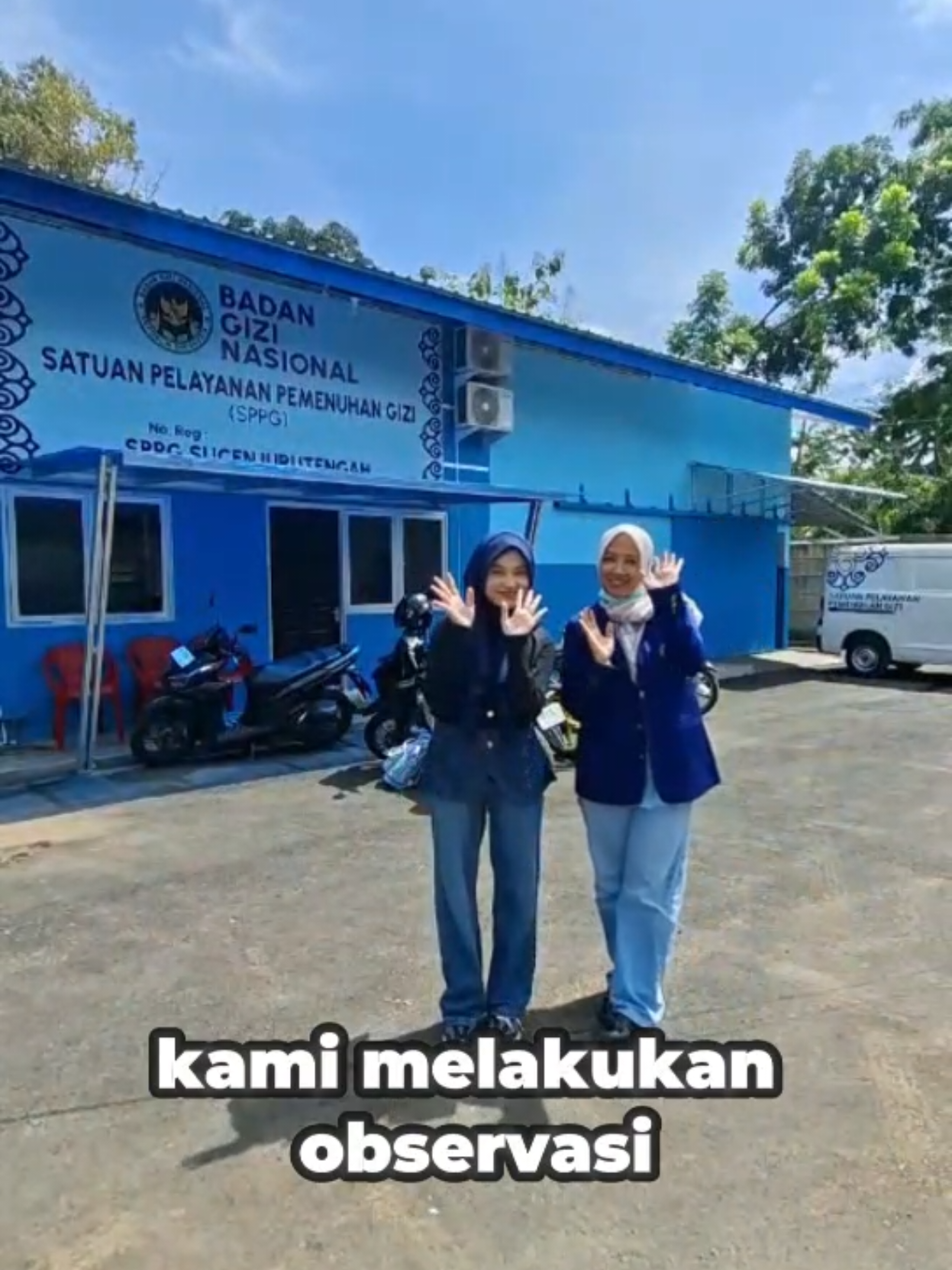 Kegiatan Observasi Program Makan Bergizi Gratis (MBG) di SPPG Sucen Jurutengah Purworejo untuk Mendukung SDG 2: Zero Hunger Mahasiswa Program Studi Pendidikan Tata Boga, Universitas Negeri Yogyakarta, melaksanakan observasi Program MBG di Purworejo pada 25 November 2025 sebagai bagian dari Project-Based Learning dan kontribusi UNY terhadap SDG 2: Zero Hunger. Program MBG merupakan inisiatif pemerintah yang menyediakan makanan bergizi bagi siswa secara rutin. Dalam kegiatan ini, mahasiswa mendokumentasikan proses penyediaan dan pembagian makanan serta menilai komposisi menu berdasarkan pedoman gizi seimbang. Mahasiswa juga mewawancarai ahli gizi pendamping. Menurut penjelasan beliau, menu MBG disusun sesuai kebutuhan energi harian anak sekolah untuk mendukung pertumbuhan dan konsentrasi belajar, sekaligus memperkuat akses terhadap makanan bergizi. Kegiatan ini memperlihatkan peran aktif UNY dalam edukasi gizi dan memberi mahasiswa pengalaman langsung terkait implementasi program pangan bergizi di sekolah. #fyp #indonesiaemas2045 #badangizinasional #Mbg 