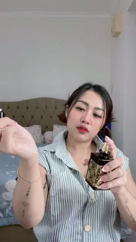 Mandi Parfum sebelum berangkat kerja….  biar semerbak wanginya bikin greget💋💋 #parfumdubai #parfumhalal 