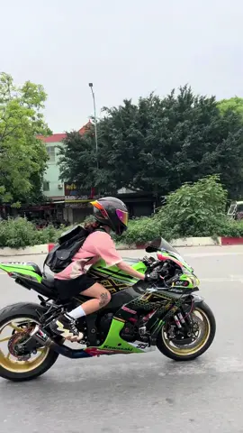 Xe cà tàn đáy Đi thì đi không đi thì thôi lắm lời ghê :)) #bikergirl #oanhne #xuhuong #zx10rr 