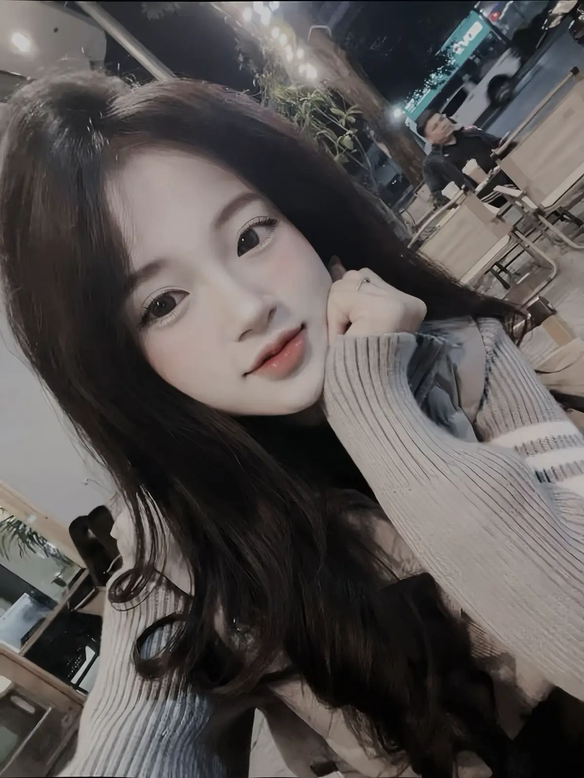 Không cần cuộc sống quá đông đúc, cũng không cần mở rộng tâm can Nếu một ngày mở lòng cùng ai đó, một là rất yêu, hai là rất an lòng.