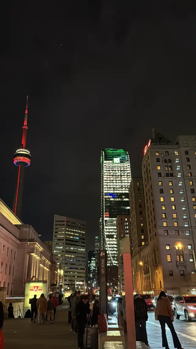 #fyp #toronto #downtowntoronto #nightout #viral 