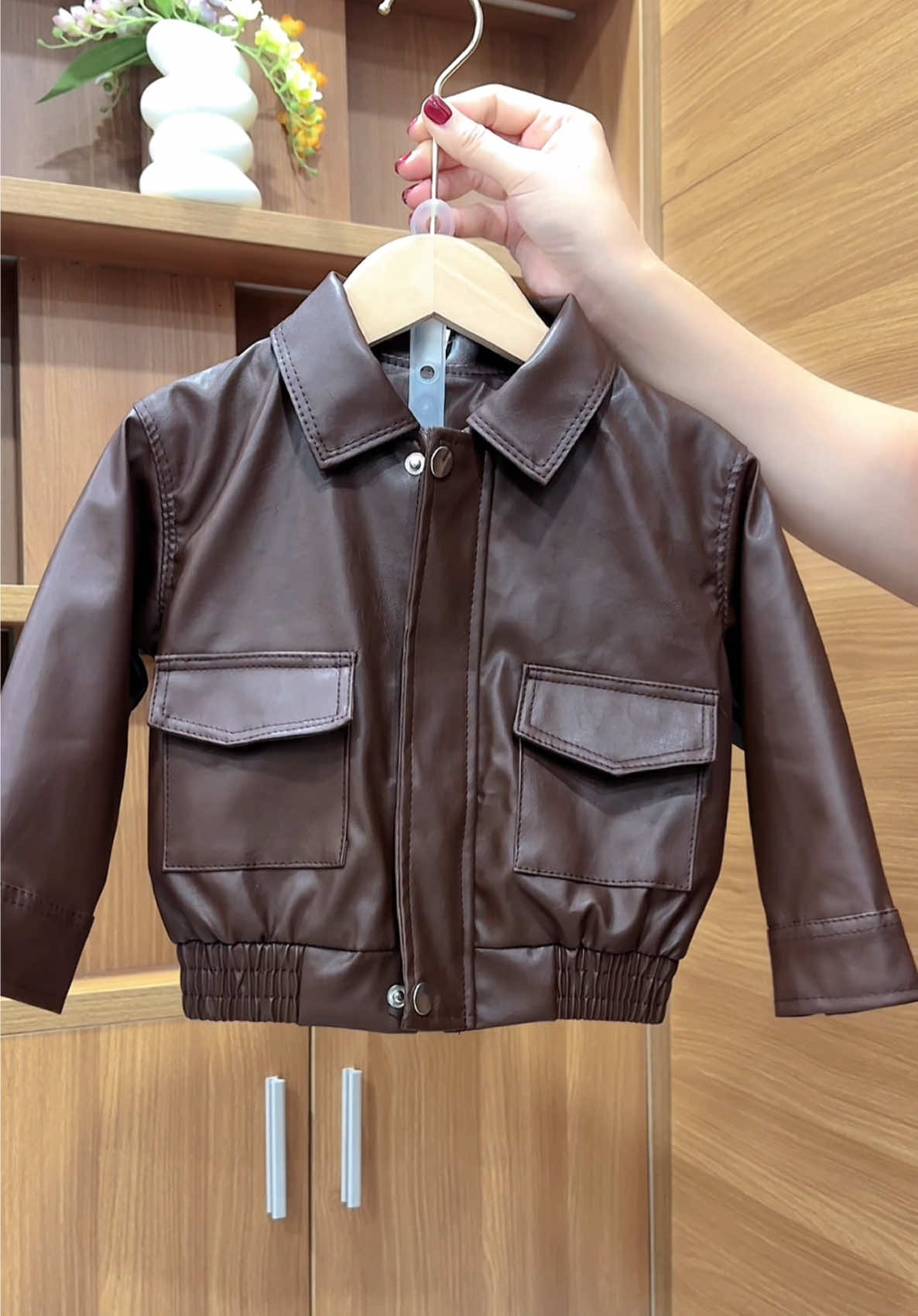 Áo khoác da nâu cho bé trai bé gái #mechangnee #xuhuong #thoitrangtreem #aokhoac #aokhoacda 