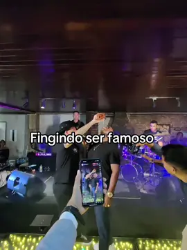 Fingindo ser famoso na festa.