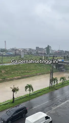 Sisa dikit. Semoga hujan cepat berhenti. Stay safe kita semua🙏 #medanviral #medanbanjir #bencanaalam 