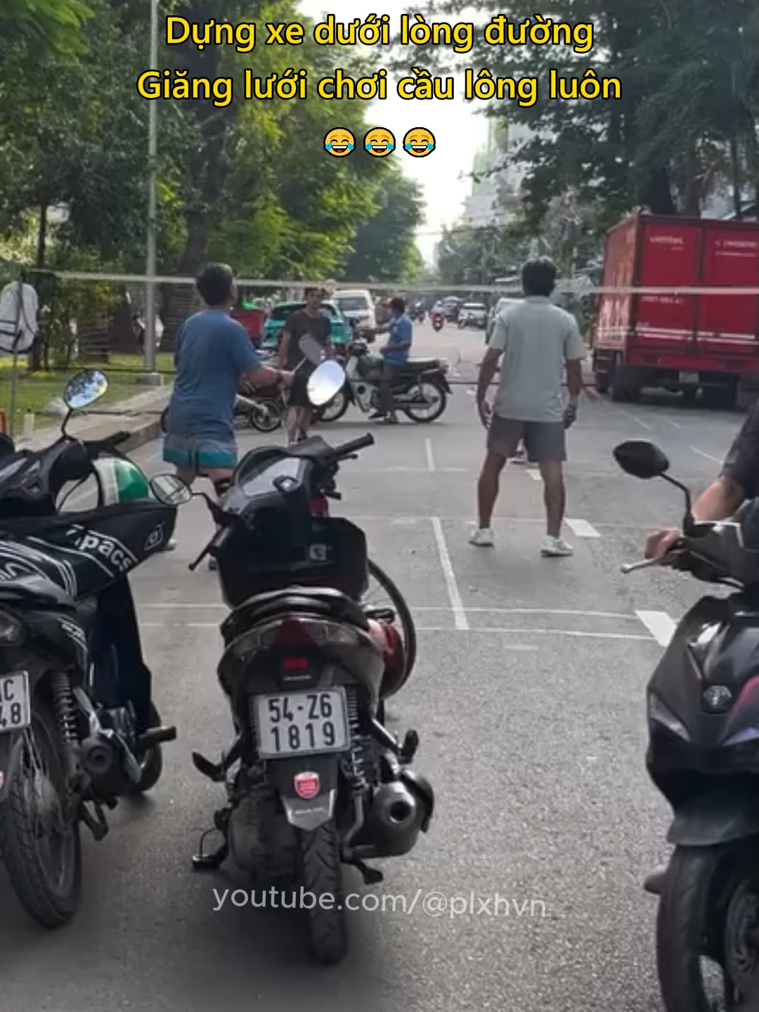 Dựng xe dưới lòng đường Giăng lưới chơi cầu lông luôn 😂 #giaothong #antoangiaothong #luatgiaothong #plxhvn #phapluatxahoi