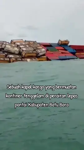Sebuah kapal kargo yang bermuatan kontiner tenggelam di perairan lepas pantai Kabupaten Batu Bara pada hari Selasa 25 November 2025. Belum di ketahui penyebab terjadinya insiden tenggelamnya kapal tersebut apakah karna cuaca buruk atau menabrak karang. #fyp #fypage #viral #kapalkaram 