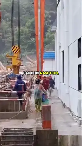 alam sedang menunjukan kemarahan nya lewat banjir bandang yang membawa gelondongan kayu berukuran sangat besar, bukti nyata bahwa bencana ini disebabkan oleh manusia. #sibolga #tapanulitengah 