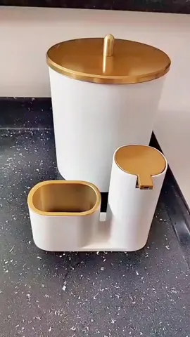 ✨ Cozinha organizada é cozinha de luxo! O Kit Lixeira 5L + Dispenser Porta Detergente Luxo chegou pra transformar seu espaço com praticidade e design moderno. Minimalista, elegante e perfeito pra deixar sua pia impecável todos os dias! Garanta o seu agora no carrinho laranja / link na bio Ou comente “QUERO” para receber o link direto.