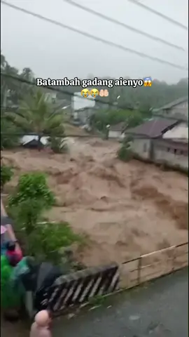 Inna lillaahi wa innaa ilaihi raaji'uun .lindungi keluargaku yaallah🤲🏻😭 #banjirbandang #selayo #padahariini #padangsumbar 