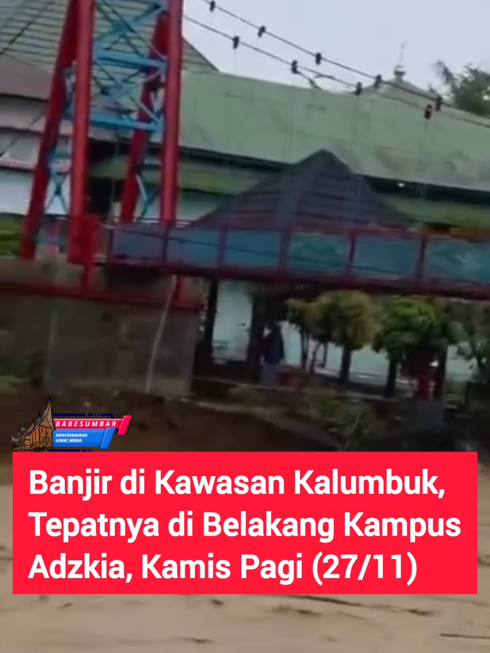 Banjir di kawasan Kalumbuk, Kuranji, Kota Padang tepatnya di Belakang Kampus Adzkia, Satu Rumah Hanyut Terbawa Arus.