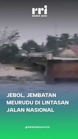 Jembatan Meureudu di lintasan nasional Banda Aceh–Medan, Kabupaten Pidie Jaya jebol akibat kuatnya arus Sungai Krueng Meureudu. Pengaman tebing  turut hancur, memicu gangguan akses pada jalur utama tersebut.