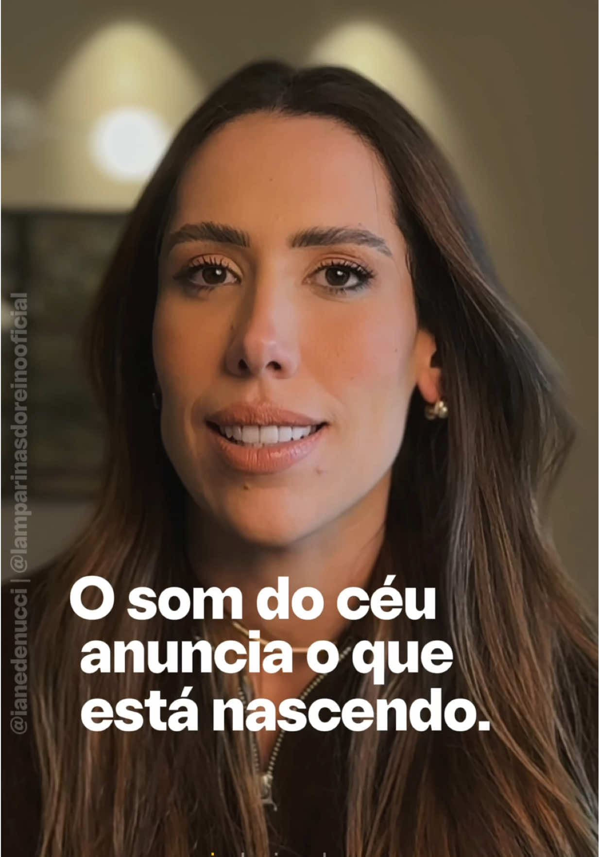 🕊️ “E, de repente, apareceu com o anjo uma multidão do exército celestial, louvando a Deus.” Lucas 2:13 Antes de ser visto, o milagre foi gerado no oculto. Jesus nasceu longe dos holofotes, porque Deus sempre trabalha primeiro no silêncio. Muitos querem a visibilidade do cumprimento, mas não suportam a quietude da gestação. O céu forma profundidade antes de manifestar glória. O que Deus gerou no secreto está prestes a aparecer — e quando aparecer, o céu vai testemunhar. #LamparinasDoReino 