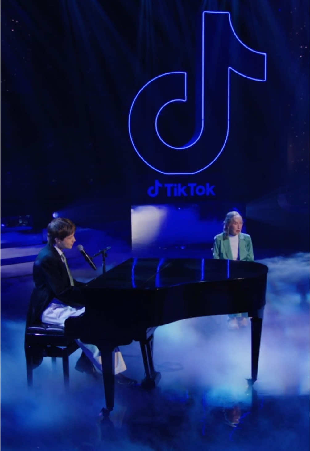 did the stage get real blurry during this performance for anyone else 😭💗  #TikTokAwardsAUNZ  stream the full show on demand on Stan 