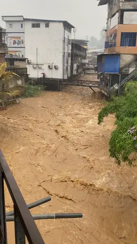 උමාඔය , වැලිමඩ යටවෙයි💔😢 #welimada #rain #water #city #now #moring #sulocweerarathna #tiktok #nuwaraeliya #news 