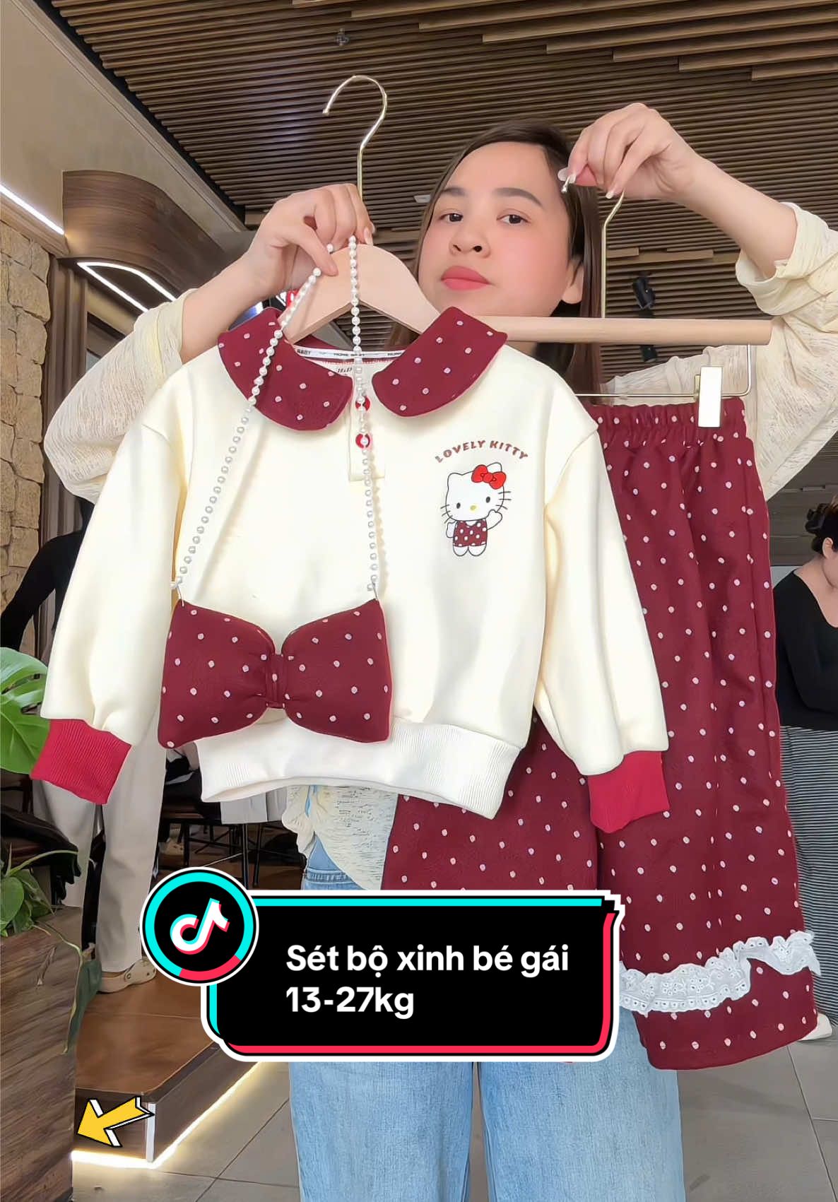 Sét áo nỉ polo kèm quần chấm bi tặng kèm phụ kiện nơ xinh cho bé gái 13-27kg. #megaoreview123 #quanaotreem #setbobegai #bobegai #bobegaixinh 