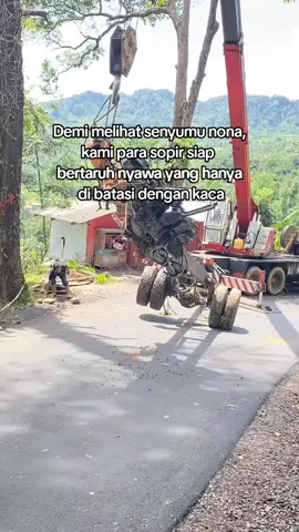 Alhamdulillah Evakuasi mobil wing box yang masuk ke jur4n9 200 meter berjalan lancar#gununggelap#farhandarini #storydriver #masukjurang #drivermudapunyacerita 