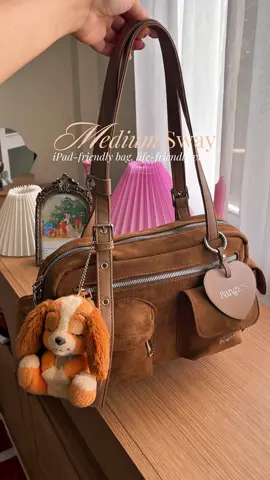 Medium Sway 🎧✨ สี Suede Espresso ☕️ กระเป๋าคาร์โก้ไซส์กลางใส่ iPad ได้ เย็นนี้มาเจอกันเวลา 20:00 น. 💖 ราคาเพียง3XX หลังจากใช้คูปอง 🫶🏻✨ #8anglesshop #8angles #ใส่ipadได้ #mediumsway8angles #กระเป๋า 