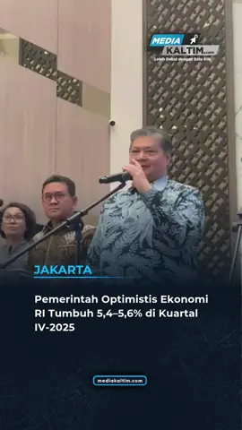 JAKARTA – Pemerintah optimistis pertumbuhan ekonomi Indonesia pada kuartal IV-2025 akan mencapai 5,4–5,6 persen. Proyeksi ini didorong oleh percepatan belanja kementerian/lembaga serta meningkatnya aktivitas masyarakat selama libur Natal dan Tahun Baru (Nataru) 2025/2026. Hal tersebut disampaikan Menteri Koordinator Bidang Perekonomian, Airlangga Hartarto, dalam konferensi pers di Kemenko Perekonomian, Rabu (26/11/2025). Airlangga menyebutkan, percepatan serapan anggaran menjadi pendorong utama ekonomi di akhir tahun. Hampir seluruh kementerian besar melaporkan rencana serapan lebih dari 90 persen. Selain itu, penyaluran bantuan sosial turut menjaga daya beli masyarakat. Momentum liburan Nataru juga memberikan dorongan tambahan bagi konsumsi rumah tangga, termasuk sektor transportasi, pariwisata, dan perdagangan. “Ada kontribusi dari mobilitas masyarakat dan pemanfaatan momentum Nataru. Kami optimistis pertumbuhan akan berada di kisaran 5 sampai 6 persen,” ujar Airlangga. Pemerintah juga menyiapkan berbagai kebijakan akhir tahun seperti stabilisasi harga, bantuan transportasi, dan program penguatan konsumsi yang diyakini memperkuat pertumbuhan ekonomi pada kuartal IV. Video : Nicha/ Media Kaltim Biro Jakarta