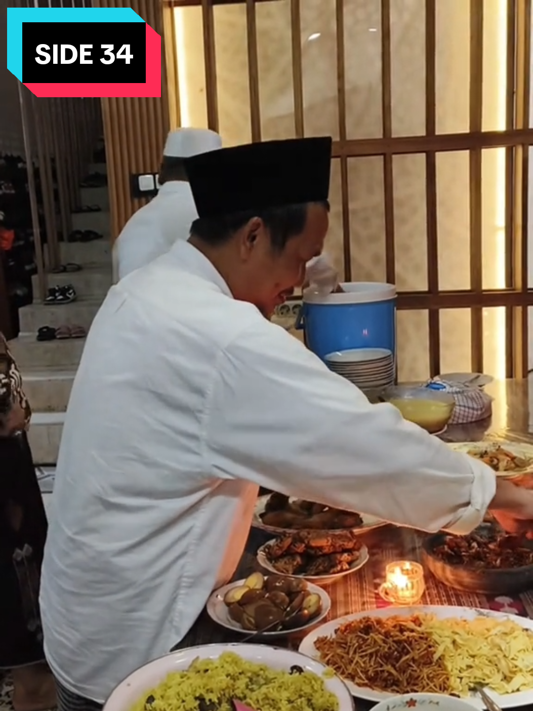 Alhamdulillah Wa Syukurillah..🤲🏻 Yang biasanya selama ini saya nderek ngaos kajian beliau hanya lewat Sosial Media. Alhamdulillah diberi kesempatan oleh Allah untuk bisa bertemu dan sedekat ini dengan Beliau Gus Baha'❤. Betul2 cerminan kesederhanaan seorang yang sangat 'Alim 'Ilmunya. Dalam Acara Haul Leteh di Rembang #CapCut #CatatanBani #fyp #gusbaha #foryou 