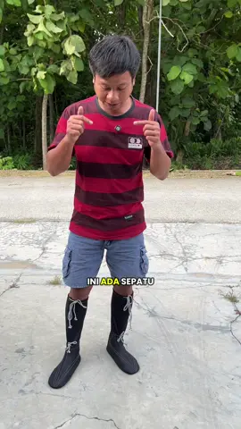 Anti keyong maksimal! Sawah becek pun tetap aman gas terus kerjaannya 💪🌾 #sepatusawah #antikeyong #peralatansawahfyp 