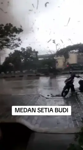 Selamatkan Kami semua Ya Allah, jauhi kami dari mara bahaya #medan #hujan #anginputingbeliung #medanhariini #acehhariini 