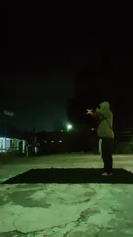 bergerak dan berseiringan nada itu sangatlah nyaman bagiku,untuk meluangkan apa yang ada didalam pikiran ini,dari rasa emosi,iri,dengki dan semua hal negatif dalam diri ini.tetapi tidak semua bisa dan mereka mempunyai cara sendiri