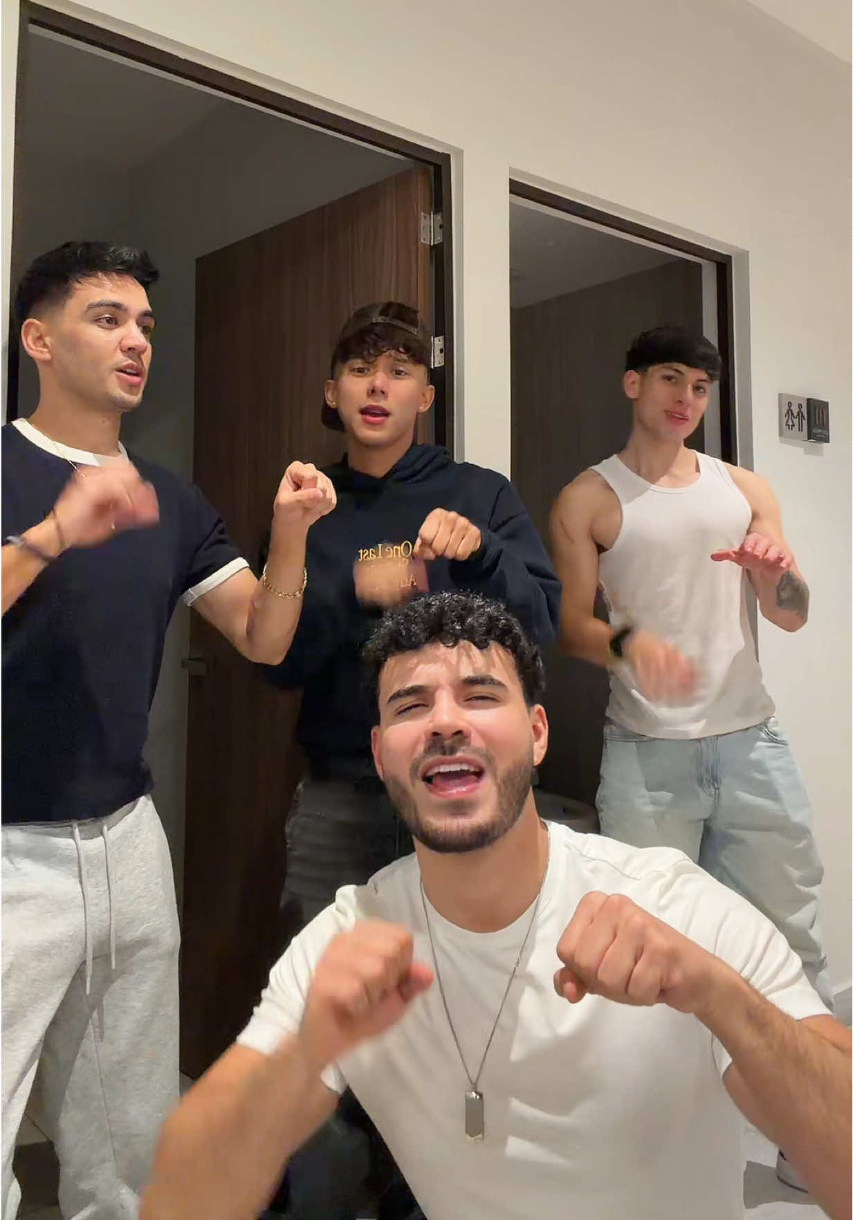 Pobre mi gatito 😔 @Lole 🥝 @eduwetss🦠 @Luis Ángel Robelo 